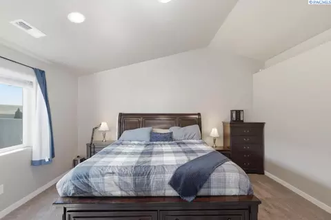 Bedroom - 670 SW Wheat Ridge Dr, Pullman, WA 99163 photo 5 of 6