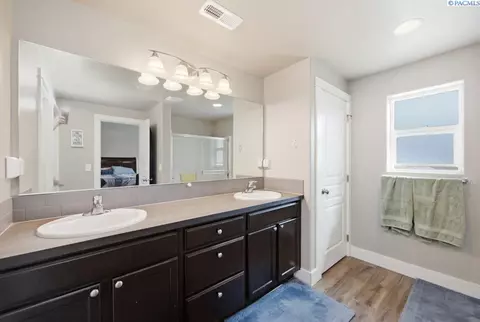 Bath - 670 SW Wheat Ridge Dr, Pullman, WA 99163 photo 2 of 2