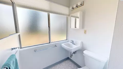 Bath - 1770 SW View Dr, Pullman, WA 99163 photo 2 of 3