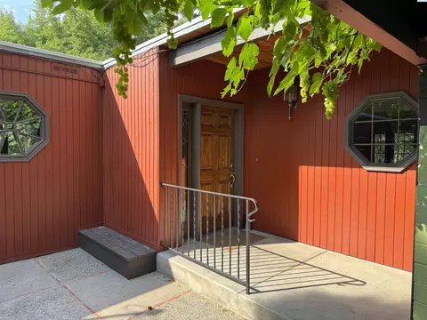 Exterior - 1770 SW View Dr, Pullman, WA 99163 photo 3 of 9
