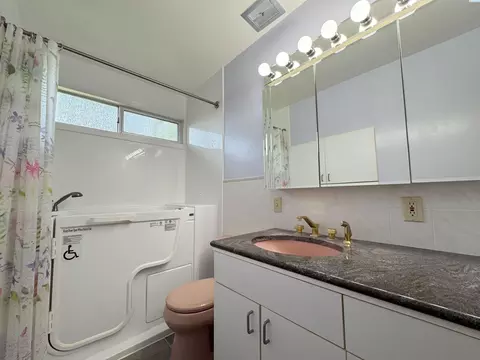 Bath - 1770 SW View Dr, Pullman, WA 99163 photo 1 of 3
