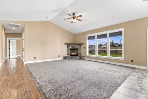 Living - 4412 Meadow View Dr, Pasco, WA 99301 photo 2 of 4