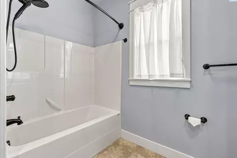 Bath - 4412 Meadow View Dr, Pasco, WA 99301 photo 3 of 4