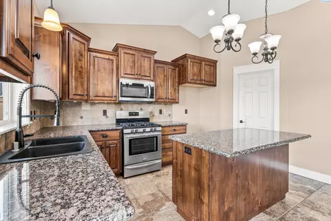 Kitchen - 4412 Meadow View Dr, Pasco, WA 99301 photo 4 of 4