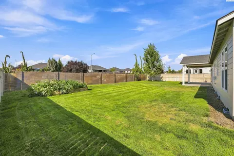 Exterior - 4412 Meadow View Dr, Pasco, WA 99301 photo 9 of 10