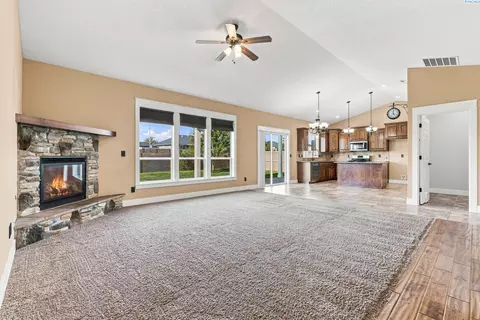 Living - 4412 Meadow View Dr, Pasco, WA 99301 photo 3 of 4
