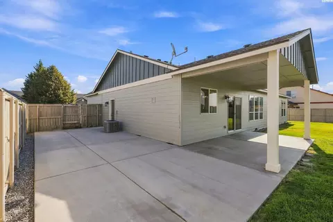 Exterior - 4412 Meadow View Dr, Pasco, WA 99301 photo 7 of 10