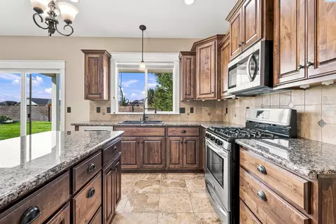 Kitchen - 4412 Meadow View Dr, Pasco, WA 99301 photo 3 of 4