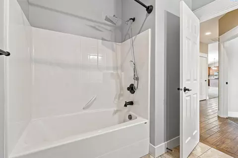 Bath - 4412 Meadow View Dr, Pasco, WA 99301 photo 2 of 4