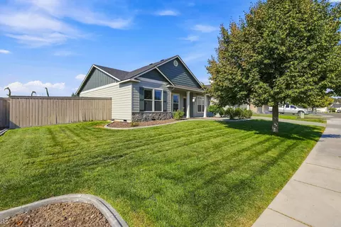 Exterior - 4412 Meadow View Dr, Pasco, WA 99301 photo 4 of 10