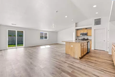 Living - 5519 Arthur Ln, Pasco, WA 99301 photo 1 of 5