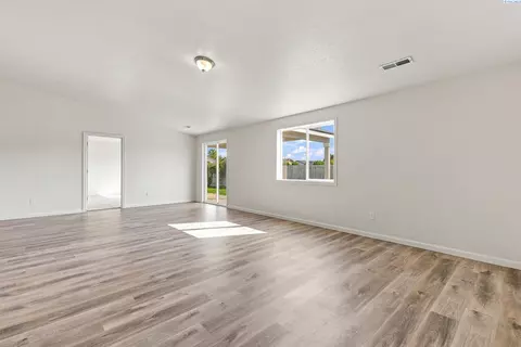 Living - 5519 Arthur Ln, Pasco, WA 99301 photo 5 of 5