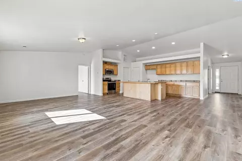 Living - 5519 Arthur Ln, Pasco, WA 99301 photo 3 of 5