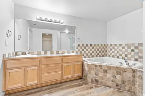 Bath - 5519 Arthur Ln, Pasco, WA 99301 photo 4 of 4