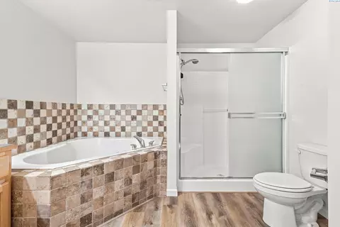 Bath - 5519 Arthur Ln, Pasco, WA 99301 photo 3 of 4