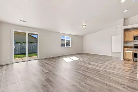 Living - 5519 Arthur Ln, Pasco, WA 99301 photo 2 of 5