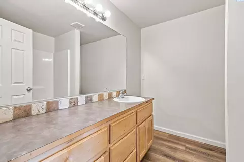 Bath - 5519 Arthur Ln, Pasco, WA 99301 photo 1 of 4