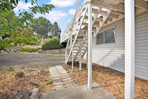 Exterior - 1430 NW Deane St, Pullman, WA 99163 photo 5 of 9