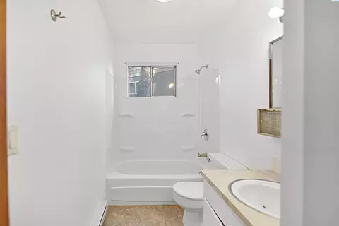 Bath - 1430 NW Deane St, Pullman, WA 99163 photo 1 of 1