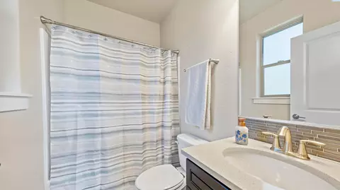 Bath - 7115 Maxim Ct, Pasco, WA 99301 photo 1 of 3