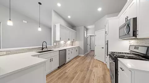 Kitchen - 352 E Davis St, Connell, WA 99326 photo 2 of 3