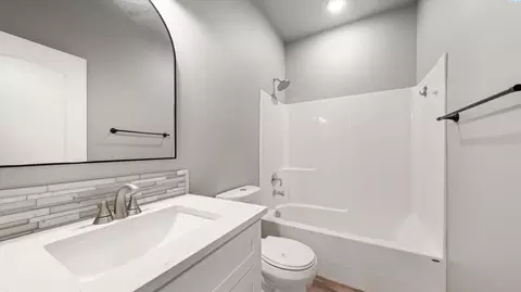 Bath - 352 E Davis St, Connell, WA 99326 photo 3 of 4