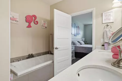 Bath - 1500 Steele Ct, Pasco, WA 99301 photo 2 of 3