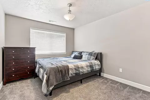 Bedroom - 5902 Nauvoo Ln, Pasco, WA 99301 photo 3 of 4