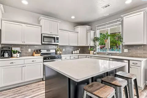 Kitchen - 5902 Nauvoo Ln, Pasco, WA 99301 photo 1 of 4