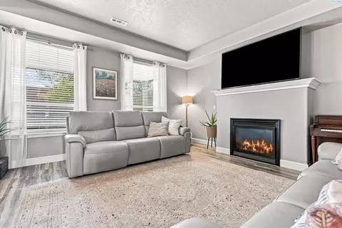 Living - 5902 Nauvoo Ln, Pasco, WA 99301 photo 2 of 2