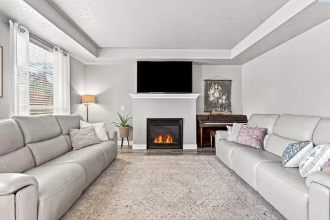 Living - 5902 Nauvoo Ln, Pasco, WA 99301 photo 1 of 2