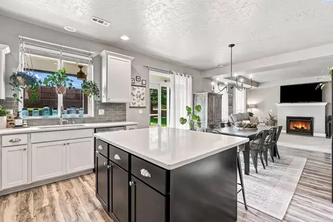Kitchen - 5902 Nauvoo Ln, Pasco, WA 99301 photo 2 of 4