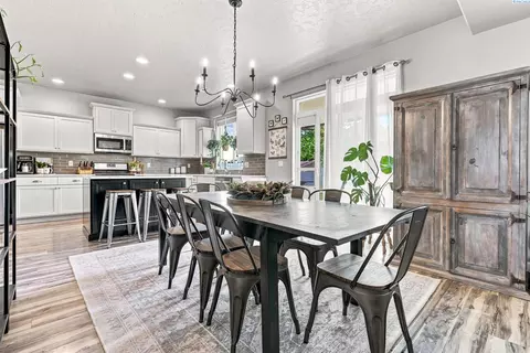 Dining - 5902 Nauvoo Ln, Pasco, WA 99301 photo 1 of 1