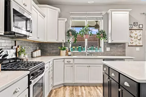 Kitchen - 5902 Nauvoo Ln, Pasco, WA 99301 photo 4 of 4