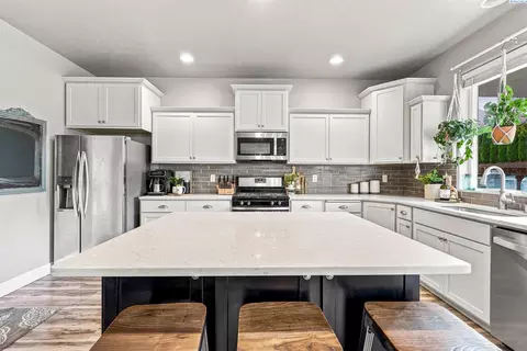 Kitchen - 5902 Nauvoo Ln, Pasco, WA 99301 photo 3 of 4