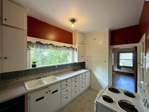 Kitchen - 960 NE Maple St, Pullman, WA 99163 photo 1 of 1