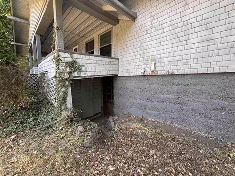 Exterior - 960 NE Maple St, Pullman, WA 99163 photo 3 of 6