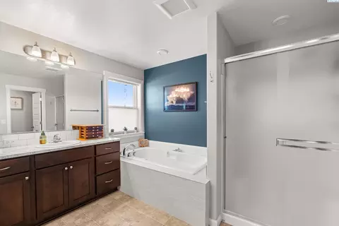 Bath - 313 Ruby Ave, Grandview, WA 98930 photo 4 of 5