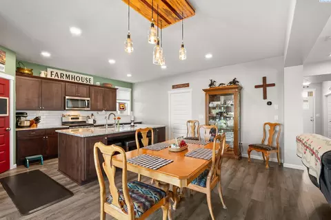 Dining - 313 Ruby Ave, Grandview, WA 98930 photo 1 of 1
