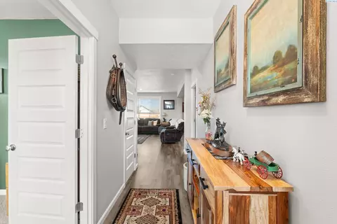 Entry Way - 313 Ruby Ave, Grandview, WA 98930 photo 1 of 8