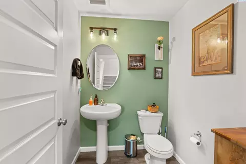 Bath - 313 Ruby Ave, Grandview, WA 98930 photo 1 of 5