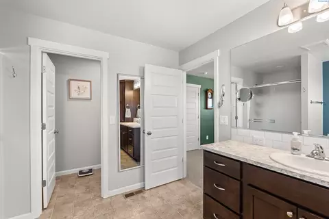 Entry Way - 313 Ruby Ave, Grandview, WA 98930 photo 5 of 8