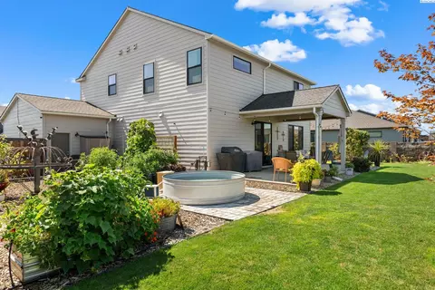 Exterior - 313 Ruby Ave, Grandview, WA 98930 photo 4 of 9