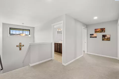 Entry Way - 313 Ruby Ave, Grandview, WA 98930 photo 7 of 8