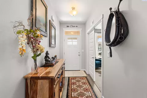 Entry Way - 313 Ruby Ave, Grandview, WA 98930 photo 2 of 8