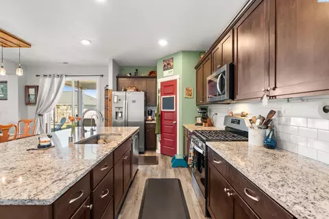 Kitchen - 313 Ruby Ave, Grandview, WA 98930 photo 4 of 4