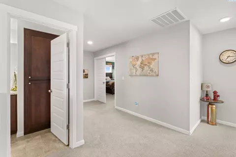 Entry Way - 313 Ruby Ave, Grandview, WA 98930 photo 6 of 8