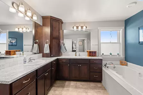 Bath - 313 Ruby Ave, Grandview, WA 98930 photo 2 of 5