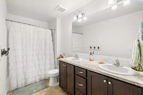 Bath - 313 Ruby Ave, Grandview, WA 98930 photo 5 of 5