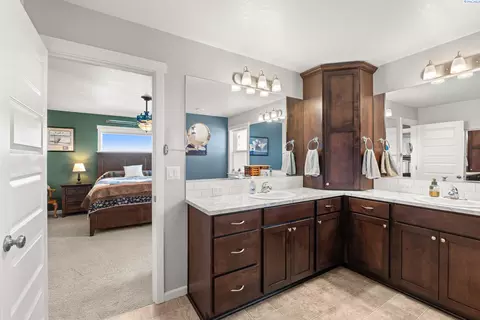 Bath - 313 Ruby Ave, Grandview, WA 98930 photo 3 of 5